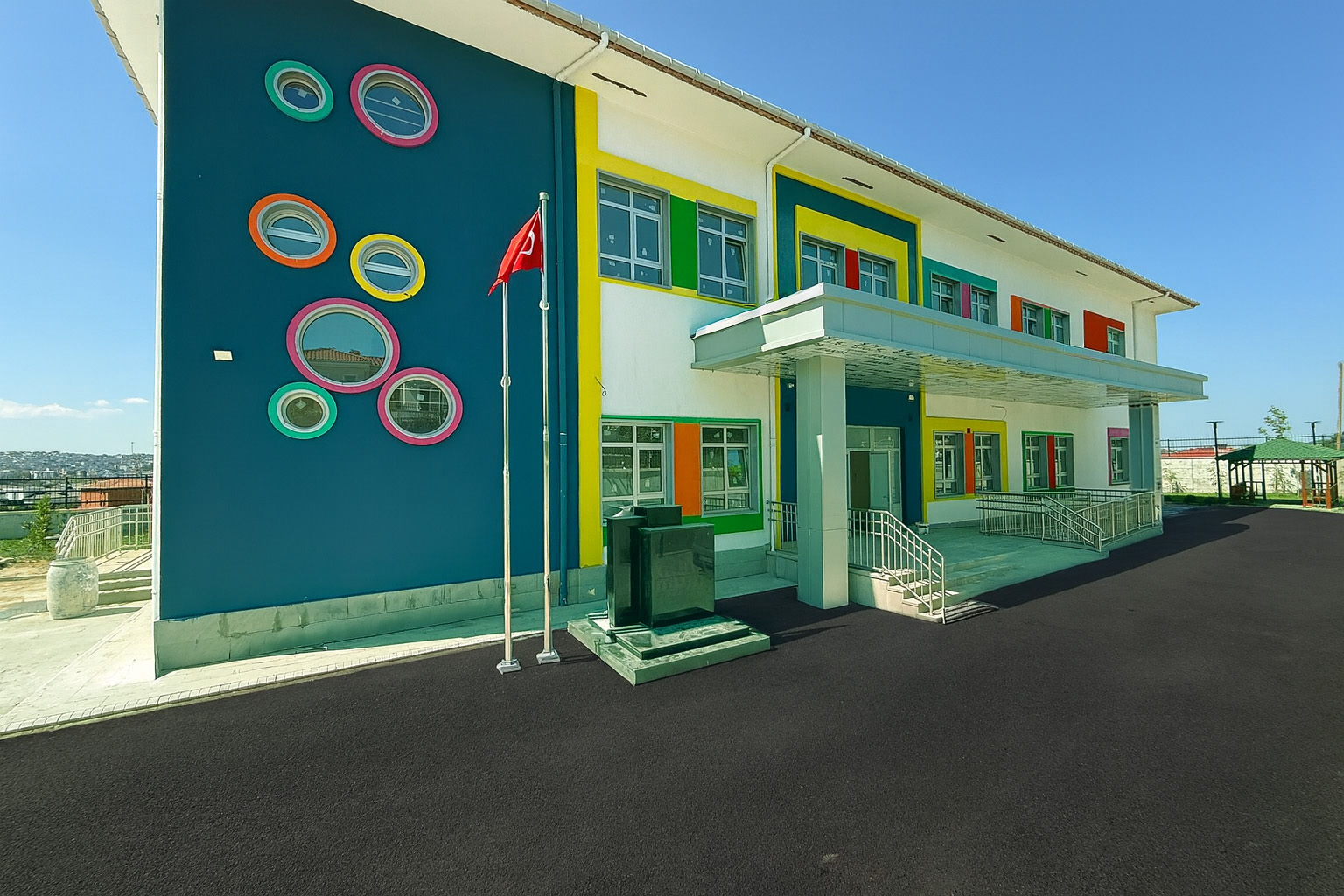 Arnavutköy Anaokulu avlu ve oyun alanı